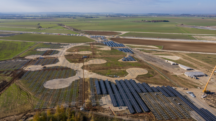 Le parc solaire sort de terre à Samoussy